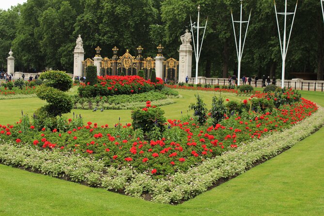 2 Hour Walking Tour from Buckingham Palace to Big Ben - Guards and government on Whitehall