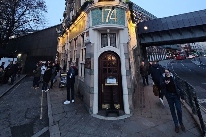 3-Hour Historic Pub Experience in London - Crime and punishment outside the Old Bailey