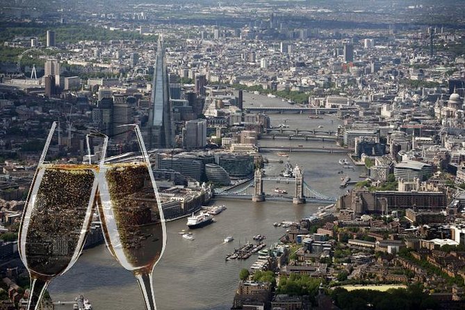 35 minute London Sightseeing Flight for 2 with Champagne - A private view of London from the sky