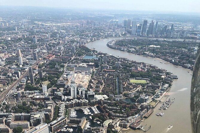 35 minute London Sightseeing Flight for 2 with Champagne - The aircraft, pilot, and personal atmosphere