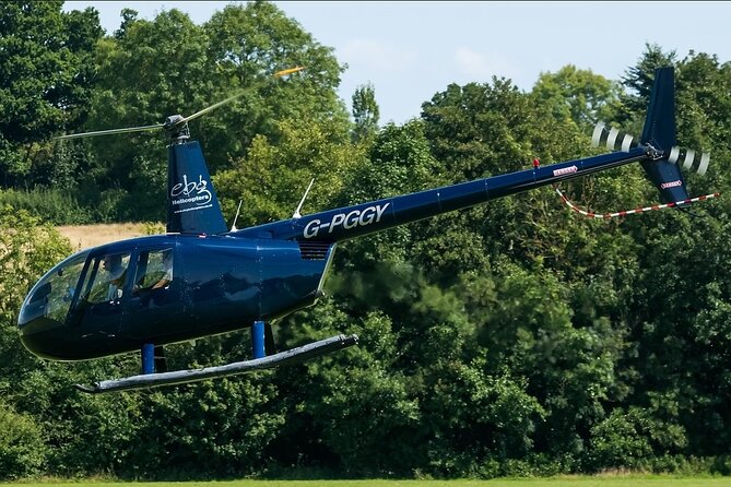 35 minute London Sightseeing Flight for 2 with Champagne - Following the Thames and spotting famous sights