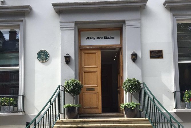 A Beatles London taxi tour and sightseeing experience - The White Cube in Mason’s Yard