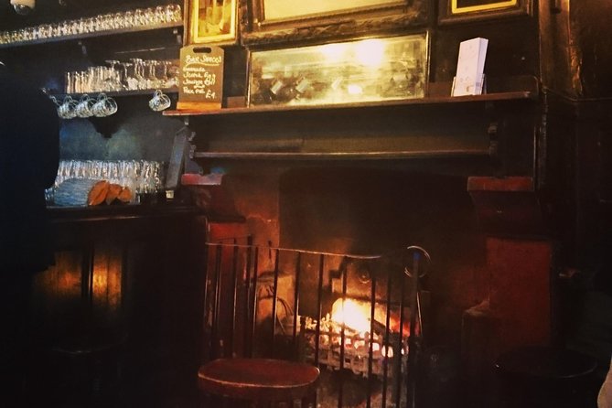 A Christmas Carol and Charles Dickens Old London Walking Tour - Ye Olde Cheshire Cheese and Dickens’s pub London