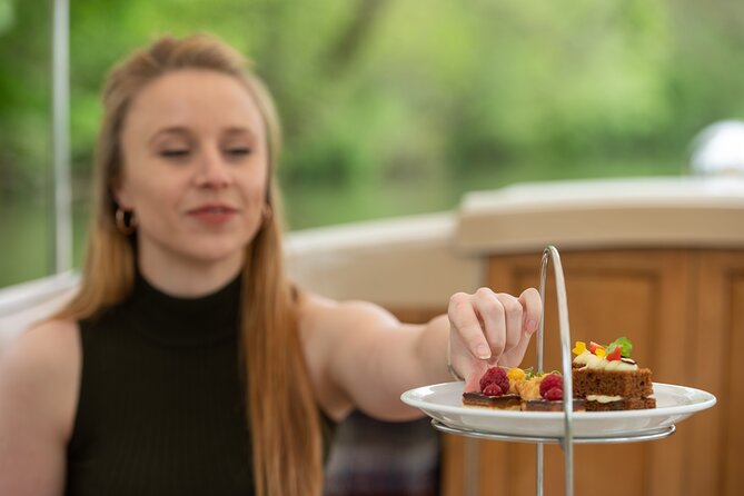 Afternoon Tea Sightseeing River Cruise in Oxford - The lock at Iffley is the route’s main event