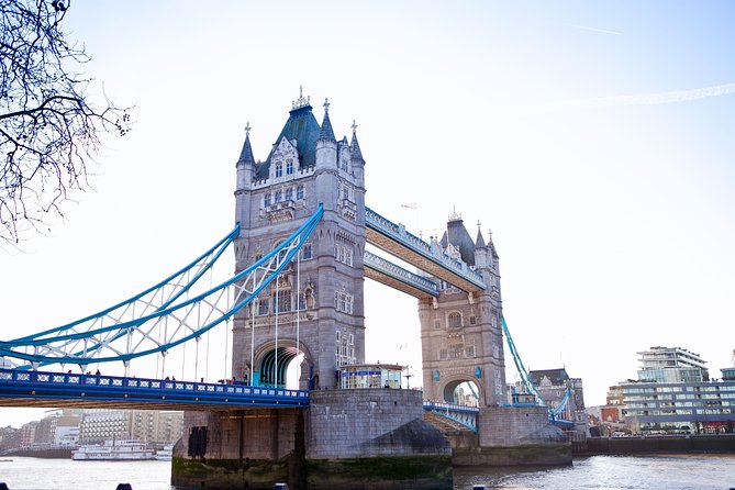 Black Taxi Tour of London: Classic Sightseeing Bespoke & Fun - Trafalgar Square, statues, lions, and public life
