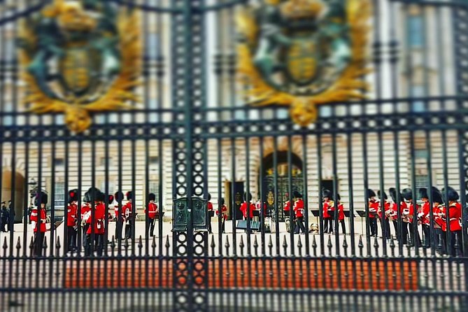 British Royalty walking tour including The Changing Of The Guard! - Why the 15-person limit matters