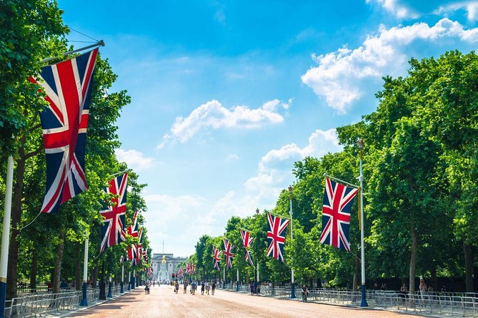 Buckingham Palace and Windsor Castle Self-Guided Tour with Coach - St. George’s Chapel and Queen Mary’s Dolls’ House
