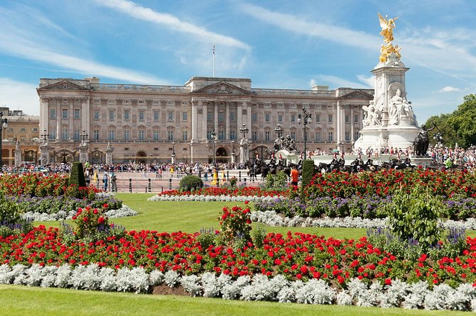 Buckingham Palace Entrance Ticket & Changing of the Guard Tour - What the guides add, and where they stop