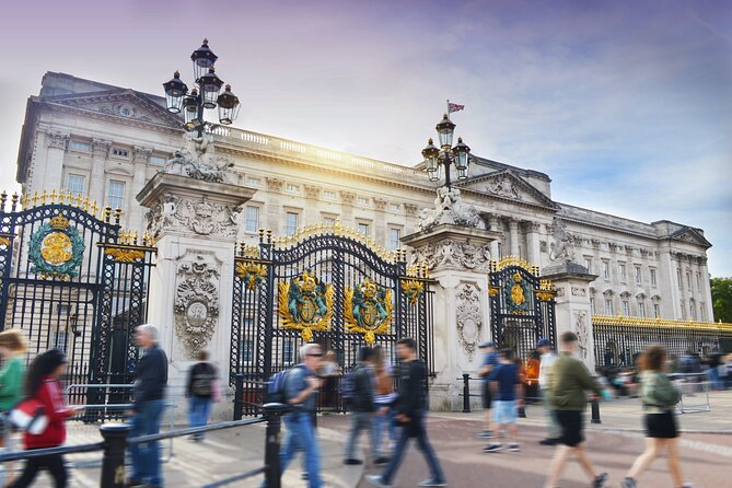 Buckingham Palace Visit & Changing of the Guard Walking Tour - Starting at Edward VII and entering the royal quarter