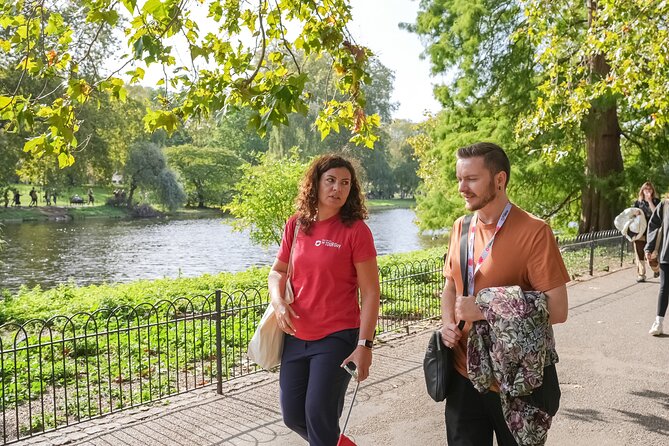 Buckingham Palace: Walking Tour with Entry & Audio Guide - Entering Buckingham Palace with the guide’s help