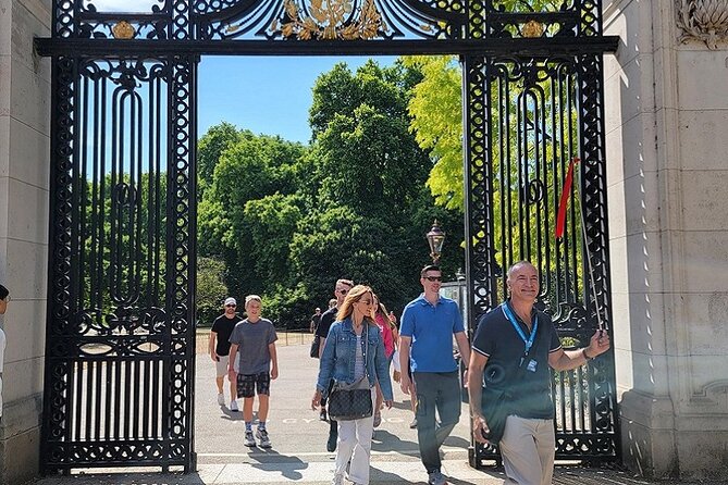 Buckingham Palace: Walking Tour with Entry & Audio Guide - Who will enjoy this format most?