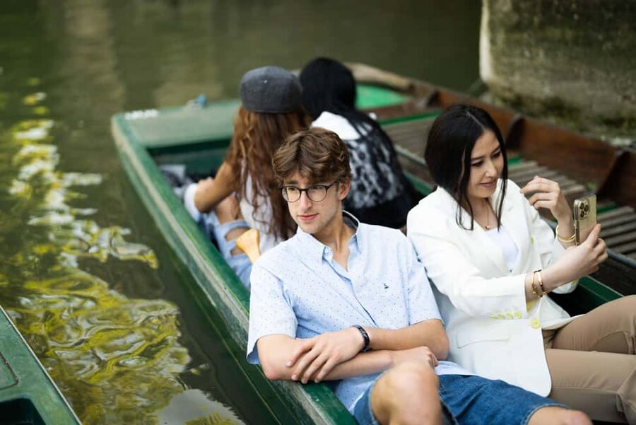 Cambridge: Alumni-Led Walking & Punting Tour w/Kings College - Newton, Hawking, and the Cavendish Laboratory