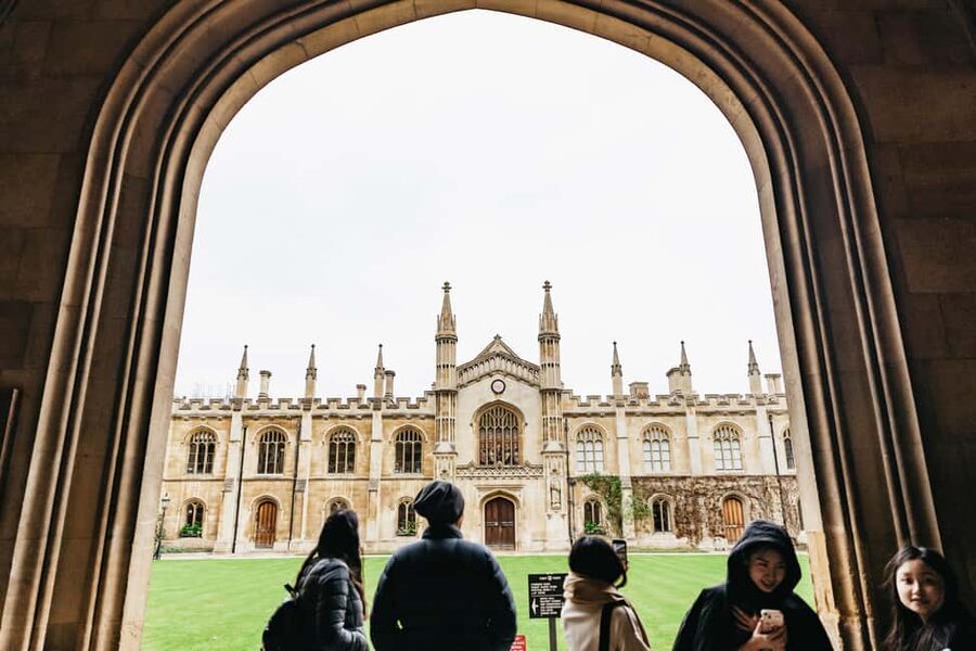 Cambridge: Alumni-Led Walking Tour w/ King's College Option - Why a Cambridge student guide changes the walk