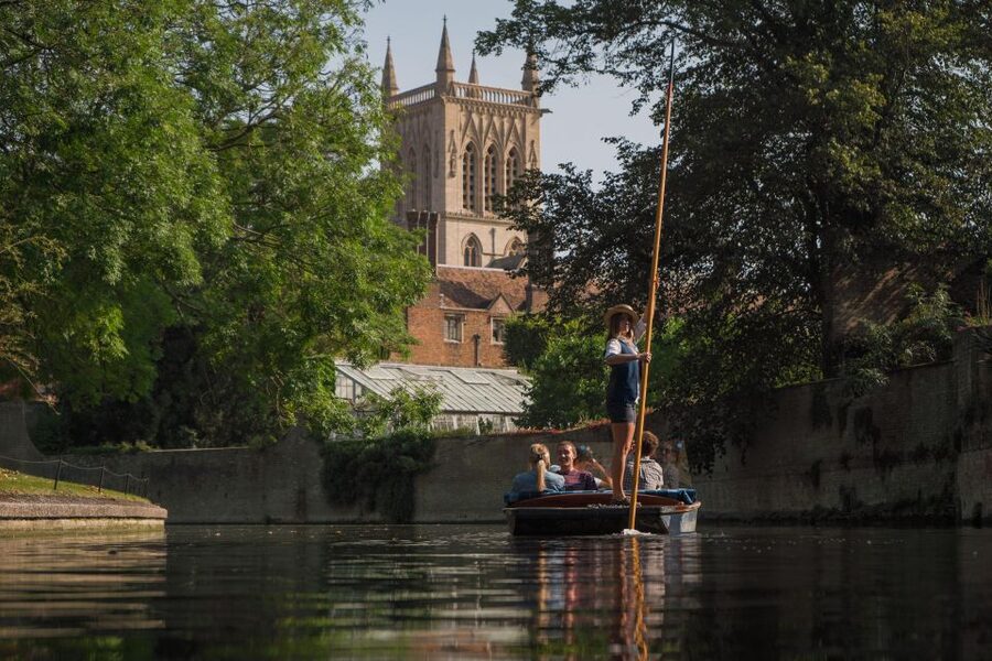 Cambridge: Guided Shared River Punting Tour - A 45-minute ride with a guide at the pole