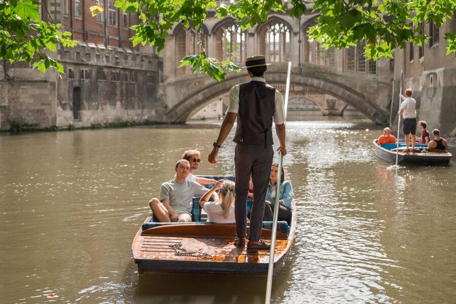 Cambridge: Guided Shared River Punting Tour - Blankets, umbrellas, and changing weather