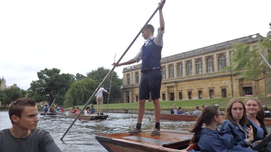 Cambridge: Punting Tour on the River Cam - What the guides add to the ride