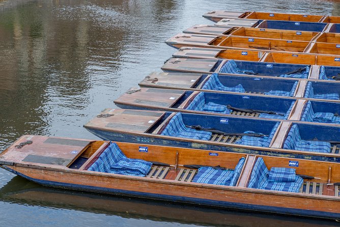 Cambridge University Colleges Guided Punting Tour - Trinity Hall and the meeting of old and new