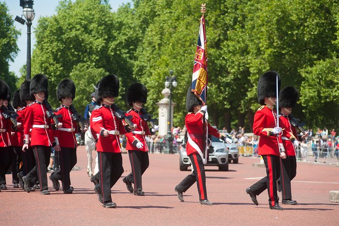Changing of the Guard Guided Tour at Buckingham Palace - The Sunday Parade and changing schedules