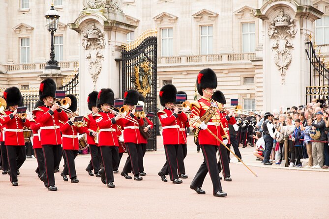 Changing of the Guard Guided Tour at Buckingham Palace - Finding the best view of the guards