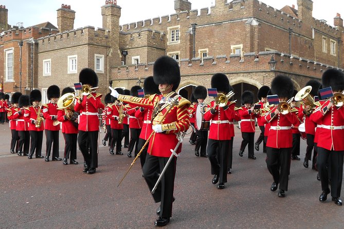Changing of the Guard Guided Walking Tour in London - Why this tour changes the usual palace routine