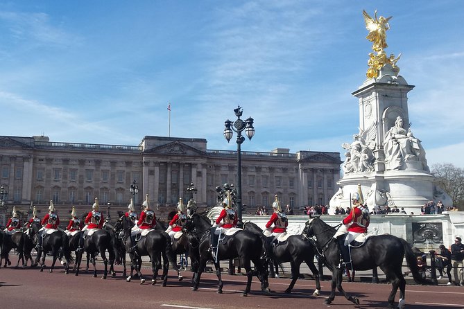 Changing of the Guard Guided Walking Tour in London - Meeting at Piccadilly Circus