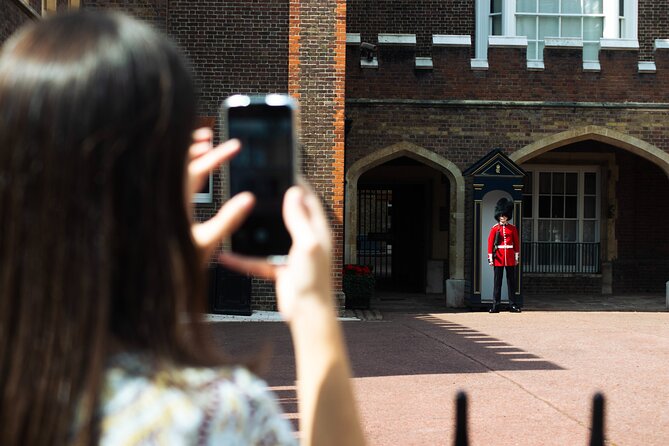 Changing of the Guard & Royal Food Tour with 15+ Tastings - Watching the Changing of the Guard