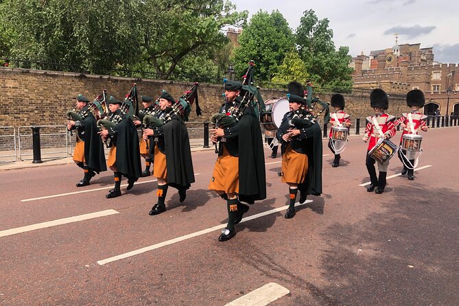 Changing of the Guard Walking Tour - Buckingham Palace: a strong finish without entering the forecourt