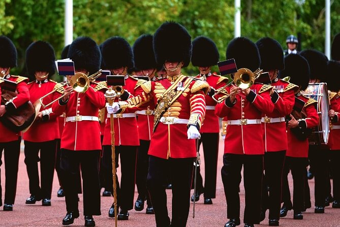 Changing of the Guard Walking Tour in London at Buckingham Palace - Why this ceremony is easier with a guide