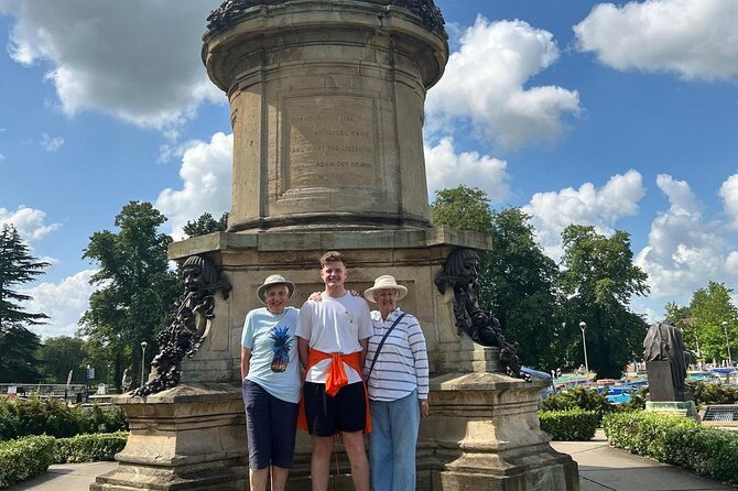 Daily Stratford Upon Avon Town Walking Tour with Local Guide - Starting beside the River Avon at Gower Memorial