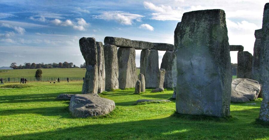 From Cambridge: Guided Day Tour to Bath and Stonehenge - Two famous places, one very full day