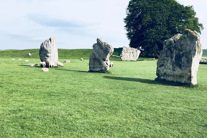 Full-Day Stonehenge and Avebury Tour from Glastonbury - A local pub lunch, with the bill separate