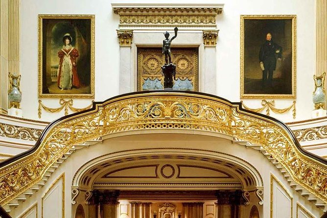 Full Royal Tour: Royal London & Buckingham Palace Tour - Trafalgar Square and the heart of central London