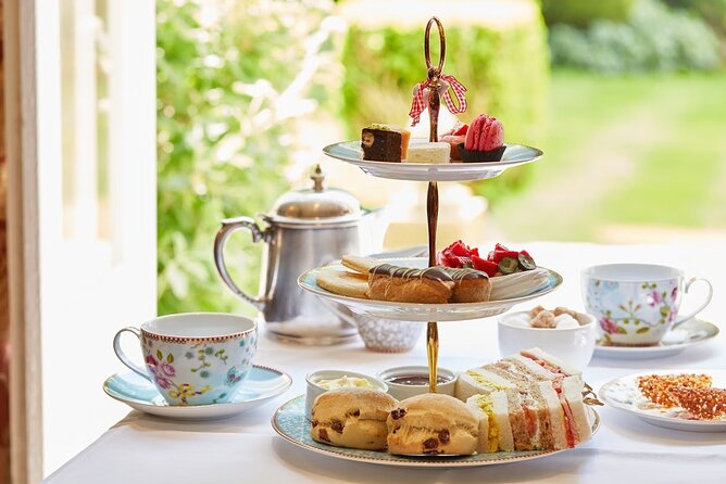 Hampton Court Guided Tour. Full day Access & High Tea - Why Hampton Court works better with a guide