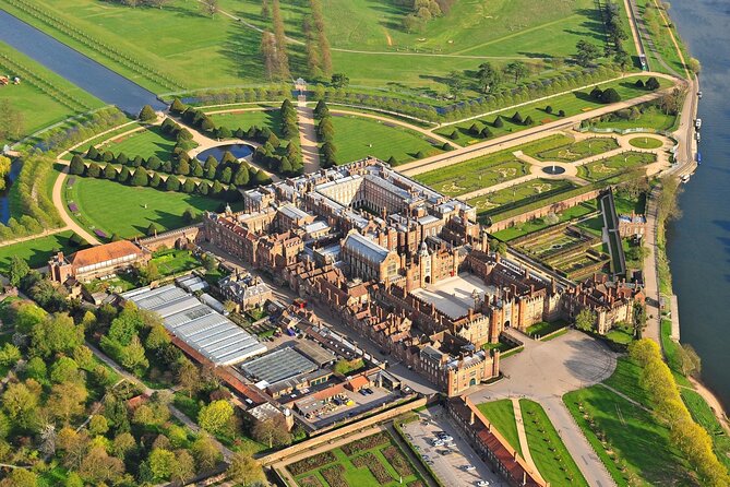 Hampton Court Guided Tour. Full day Access & High Tea - Hampton Court Park and the palace grounds