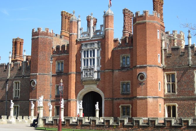 Hampton Court Palace 3hr tour: Henry VIII's & William III's intriguing Palaces - The Great Hall and the power of Tudor ceremony
