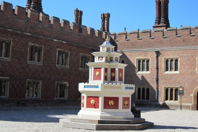 Hampton Court Palace 3hr tour: Henry VIII's & William III's intriguing Palaces - William III’s apartments change the mood