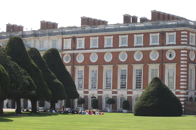 Hampton Court Palace 3hr tour: Henry VIII's & William III's intriguing Palaces - Gardens, maze, real tennis, and the great grapevine