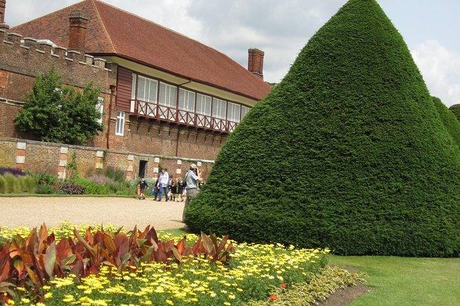 Hampton Court Palace 3hr tour: Henry VIII's & William III's intriguing Palaces - Why the private group format matters