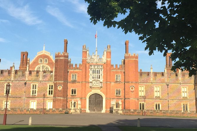 Hampton Court Palace Grounds Bike Tour - Why this bike tour is different from a palace visit