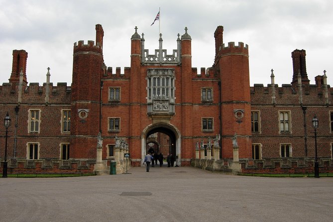Hampton court palace private tour from London - Reaching the palace by train or car