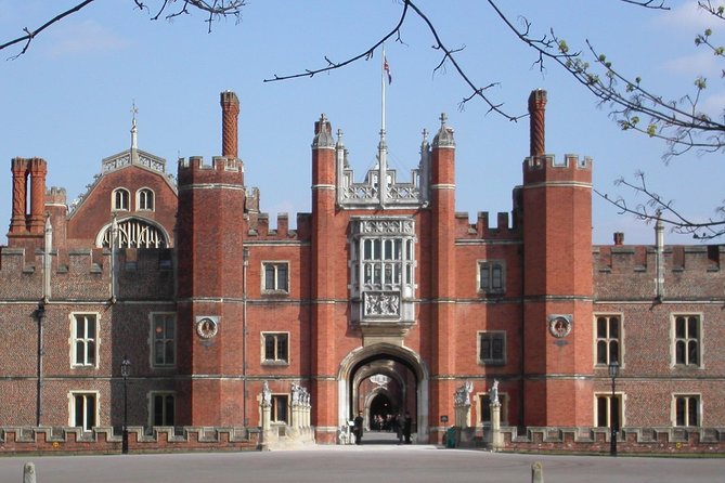 Hampton Court Palace Private Tour - Secrets of Henry VIII - What makes the private format worth the price