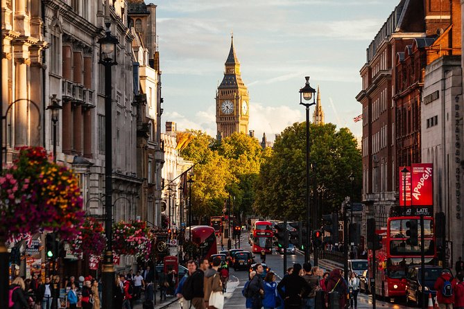 Highlights & Hidden Gems With Locals: Best of London Private Tour - The guides shape the experience