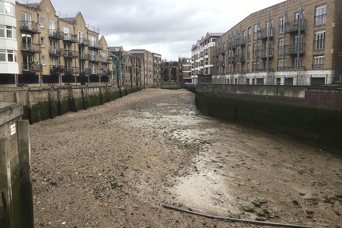 Historic walk of East Londons Wapping Docks and its famous Pubs - From Canary Wharf towers to Wapping’s working waterfront