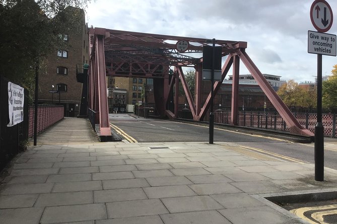 Historic walk of East Londons Wapping Docks and its famous Pubs - Narrow Street and the edge of exploration