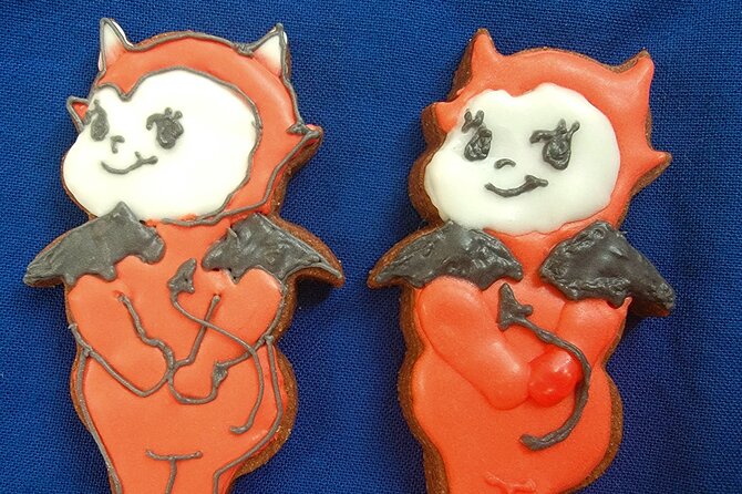 Kew Biscuit Decorating Class for Adults - Making hearts, teardrops, flowers, and forage