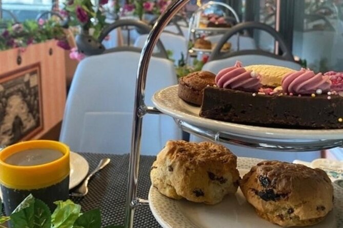 London Afternoon Tea Bus with Panoramic Tour - Piccadilly Circus, Charing Cross, and Trafalgar Square