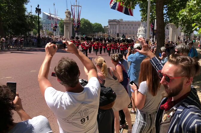 London Bike Tour: Landmarks, Secret Gems, Pub Stop & Street Art - Admiralty Arch, Trafalgar Square, and Covent Garden