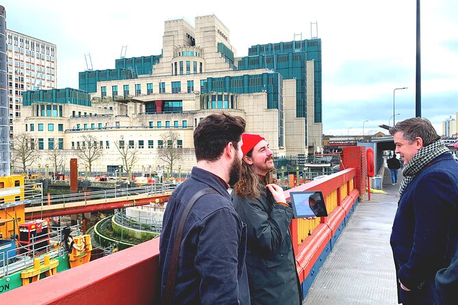 London Espionage, James Bond and Spies Walking Tour - County Hall and Westminster Bridge: Bond arrives by the Thames