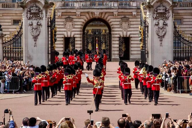 London Essential 2 hour introductory Walking Tour With a Londoner - Green Park sets the tone