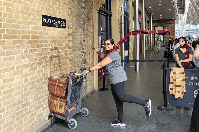 London: Harry Potter Walking Tour with Platform 9 3/4 - Trafalgar Square and Piccadilly Circus on the big-screen route